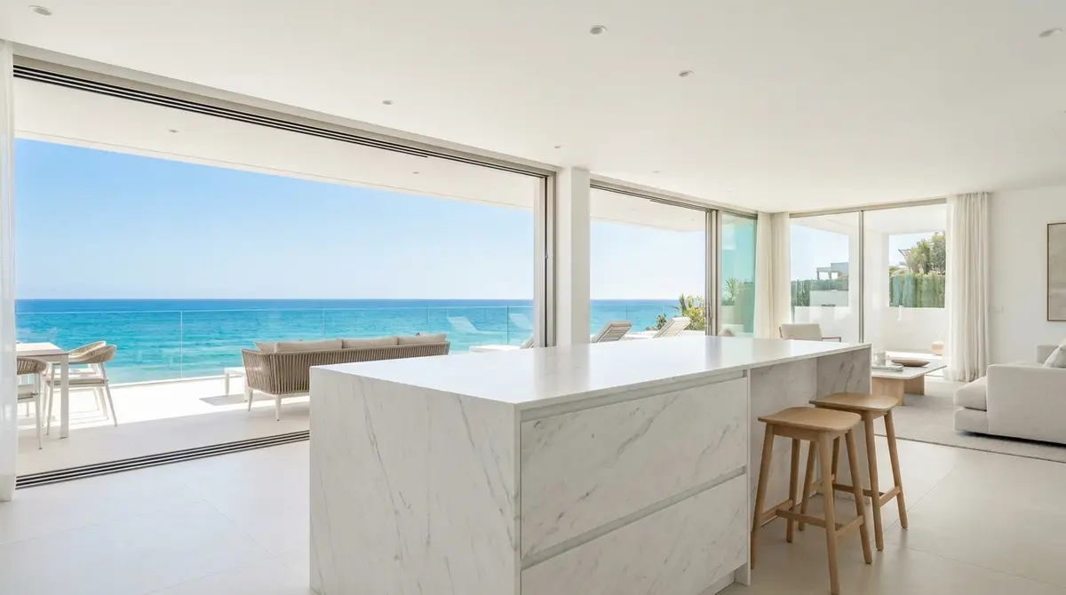Cocina de diseño integrada en el salón de un apartamento de playa premium en Málaga